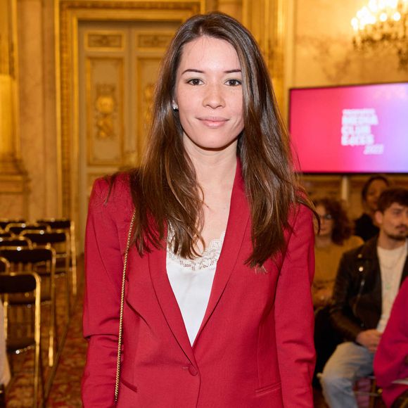Quelques semaines après la naissance de son bébé, la journaliste signe son retour.

Exclusif - Émilie Broussouloux - Cérémonie des Trophées du MédiaClub’Elles dans les salons de l'Hôtel de Lassay à Paris le 9 février 2023. Cette soirée récompense les femmes et les hommes ayant oeuvré pour une meilleure représentation des femmes dans les médias. © Cyril Moreau/Bestimage