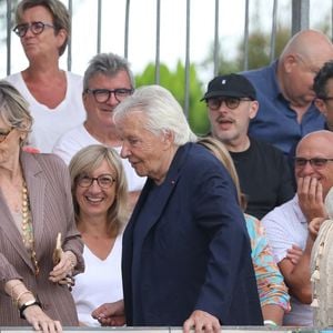 Semi-exclusif - Michel Sardou et sa femme Anne-Marie Périer, Kym Thiriot enceinte - Michel Sardou rend hommage à son père en famille lors du premier trophée de pétanque "Fernand Sardou" à Bormes-les-Mimosas le 29 mai 2026. Le célèbre chanteur est venu en famille avec sa femme, son fils Romain avec son fils de deux ans et demi et de sa compagne enceinte de son deuxième enfant.
La première édition du Trophée Fernand Sardou est organisée du 29 au 31 mai au coeur du village de Bormes les Mimosas. Une initiative portée par Michel et son fils Romain, pour rendre hommage à leur illustre parent Fernand Sardou au travers d'un tournoi de pétanque.
En lien avec la municipalité et l'Amicale Bouliste Borméenne (ABB), un premier Trophée Fernand Sardou sera organisé avec deux grands temps forts : Le vendredi, dès 18h, un tournoi d'exhibition sera proposé et verra s'affronter 16 triplettes. Puis un concours fédéral à pétanque sera organisé le weekend et ouvert à tous les amateurs. 128 équipes seront réparties sur les sites les plus emblématiques du village, à savoir au boulodrome de la place Saint-François, mais aussi au parc Cigalou, sur le site du château et à l'ancien stade. © Franz Chavaroche/Bestimage