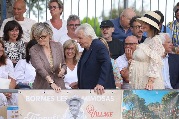 Semi-exclusif - Michel Sardou et sa femme Anne-Marie Périer, Kym Thiriot enceinte - Michel Sardou rend hommage à son père en famille lors du premier trophée de pétanque "Fernand Sardou" à Bormes-les-Mimosas le 29 mai 2026. Le célèbre chanteur est venu en famille avec sa femme, son fils Romain avec son fils de deux ans et demi et de sa compagne enceinte de son deuxième enfant.
La première édition du Trophée Fernand Sardou est organisée du 29 au 31 mai au coeur du village de Bormes les Mimosas. Une initiative portée par Michel et son fils Romain, pour rendre hommage à leur illustre parent Fernand Sardou au travers d'un tournoi de pétanque.
En lien avec la municipalité et l'Amicale Bouliste Borméenne (ABB), un premier Trophée Fernand Sardou sera organisé avec deux grands temps forts : Le vendredi, dès 18h, un tournoi d'exhibition sera proposé et verra s'affronter 16 triplettes. Puis un concours fédéral à pétanque sera organisé le weekend et ouvert à tous les amateurs. 128 équipes seront réparties sur les sites les plus emblématiques du village, à savoir au boulodrome de la place Saint-François, mais aussi au parc Cigalou, sur le site du château et à l'ancien stade. © Franz Chavaroche/Bestimage