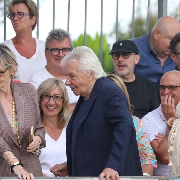 Semi-exclusif - Michel Sardou et sa femme Anne-Marie Périer, Kym Thiriot enceinte - Michel Sardou rend hommage à son père en famille lors du premier trophée de pétanque "Fernand Sardou" à Bormes-les-Mimosas le 29 mai 2026. Le célèbre chanteur est venu en famille avec sa femme, son fils Romain avec son fils de deux ans et demi et de sa compagne enceinte de son deuxième enfant.
La première édition du Trophée Fernand Sardou est organisée du 29 au 31 mai au coeur du village de Bormes les Mimosas. Une initiative portée par Michel et son fils Romain, pour rendre hommage à leur illustre parent Fernand Sardou au travers d'un tournoi de pétanque.
En lien avec la municipalité et l'Amicale Bouliste Borméenne (ABB), un premier Trophée Fernand Sardou sera organisé avec deux grands temps forts : Le vendredi, dès 18h, un tournoi d'exhibition sera proposé et verra s'affronter 16 triplettes. Puis un concours fédéral à pétanque sera organisé le weekend et ouvert à tous les amateurs. 128 équipes seront réparties sur les sites les plus emblématiques du village, à savoir au boulodrome de la place Saint-François, mais aussi au parc Cigalou, sur le site du château et à l'ancien stade. © Franz Chavaroche/Bestimage