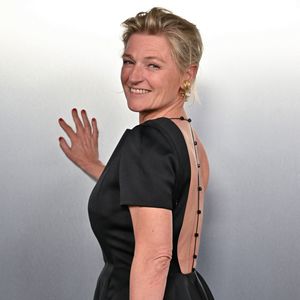 Ayant toujours à coeur de complimenter Anne-Élisabeth Lemoine, il précise : "On marche dans les pas de Babeth, avec le même conducteur." 

Anne Elisabeth Lemoine à la soirée Lacoste x Chien 51 avant le 78ème Festival de Cannes à Cannes, France, le 17 mai 2025. Photo par Julien Reynaud/APS-Medias/ABACAPRESS.COM