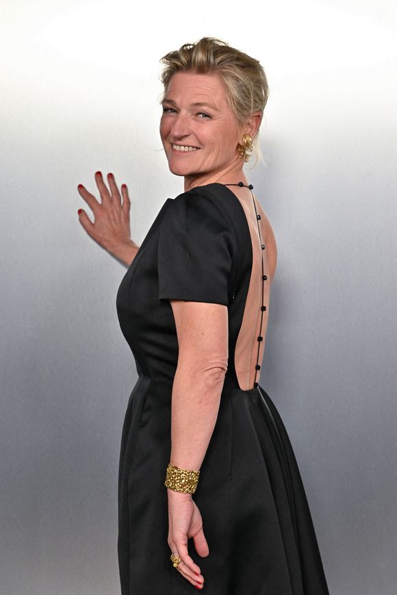 Ayant toujours à coeur de complimenter Anne-Élisabeth Lemoine, il précise : "On marche dans les pas de Babeth, avec le même conducteur." 

Anne Elisabeth Lemoine à la soirée Lacoste x Chien 51 avant le 78ème Festival de Cannes à Cannes, France, le 17 mai 2025. Photo par Julien Reynaud/APS-Medias/ABACAPRESS.COM