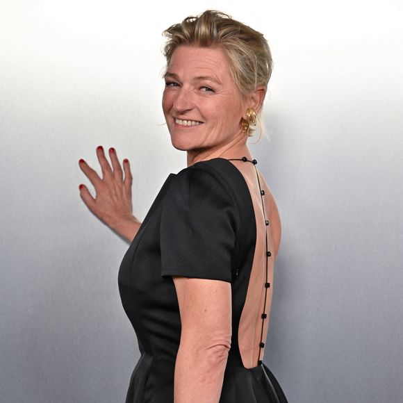 Ayant toujours à coeur de complimenter Anne-Élisabeth Lemoine, il précise : "On marche dans les pas de Babeth, avec le même conducteur." 

Anne Elisabeth Lemoine à la soirée Lacoste x Chien 51 avant le 78ème Festival de Cannes à Cannes, France, le 17 mai 2025. Photo par Julien Reynaud/APS-Medias/ABACAPRESS.COM