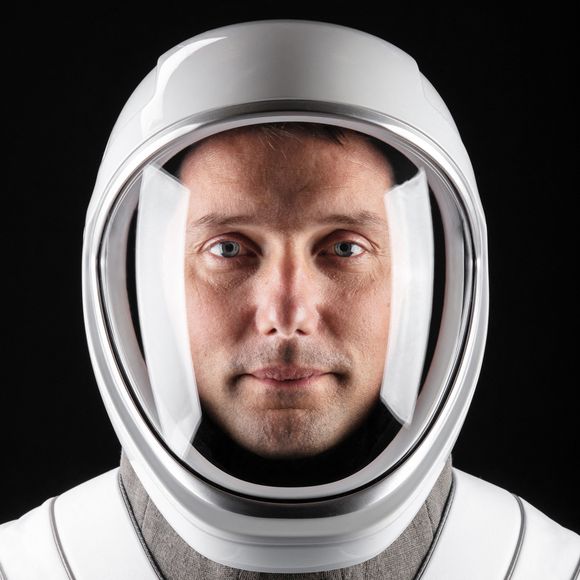 Photo de presse du 24 mars 2021 SpaceX Crew-2 - Thomas Pesquet. Portrait individuel - Combinaison spatiale. Lieu de prise de vue :  Siège social de SpaceX, Rocket Road, Hawthorne, CA, USA. L'astronaute français Thomas Pesquet deviendra le premier Français, et seulement le troisième Européen, à être commandant de la Station spatiale internationale (ISS) lorsqu'il se rendra dans l'espace en avril. Photo par SpaceX via ABACAPRESS.COM