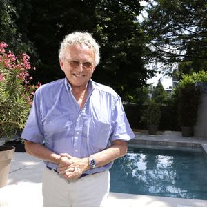 Exclusif - Nelson Monfort est l'invité de Jordan de Luxe dans son émission "La piscine de Jordan de Luxe", diffusée sur C8 le 25 juin 2024.