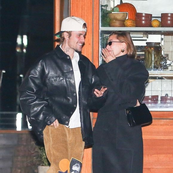 Hailey et Justin Bieber envisage également de s'installer en Espagne ou en Grèce.

Hailey et Justin Bieber à Malibu.
Crédit : Backgrid USA / Bestimage