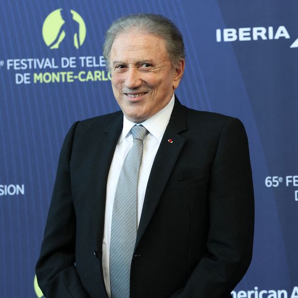 "J'ai la chance d'avoir un public fidèle après plus de 60 ans de carrière. Je suis un passionné et tant que mes patrons me font confiance, je continuerai à faire de la télé.", a-t-il confié à "DH"

Michel Drucker lors de la 65ème édition du Festival TV De Monte Carlo, au Monte Carlo Beach
© Claudia Albuquerque / Bestimage