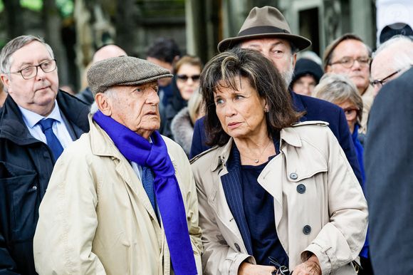 Anne Sinclair et Pierre Nora - Sorties des obsèques de l'avocat pénaliste, ancien ministre, grand officier de la Légion d'honneur, Georges Kiejman au cimetière du Montparnasse dans le 14ème arrondissement de Paris, France, le 12 mai 2023. © Cyril Moreau/Bestimage