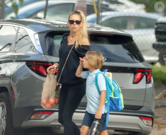 La joueuse de tennis Anna Kournikova a été aperçue à Miami, le ventre déjà légèrement arrondi, en compagnie de son fils Nicholas. @ Backgrid USA / Bestimage