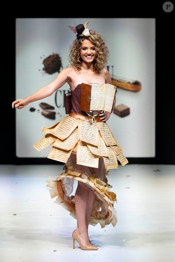 Le Meilleur Ouvrier de France Pâtissier Stéphane Glacier & la créatrice Marine Clesse Modèle porté par Gennifer Demey - Défilé d'ouverture du salon du chocolat 2023 à Paris porte de Versailles en faveur de l’association Mécénat Chirurgie Cardiaque le 27 octobre 2023. © Perusseau / Veeren / Bestimage