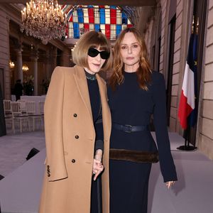Certaines célébrités sont absentes, alimentant les rumeurs d’une liste noire.

Anna Wintour, Stella McCartney au palais de l'Elysée à Paris, le 5 mars 2026, lors de la Fashion Week à Paris. Photo par BFA.com / Backgrid USA / Bestimage