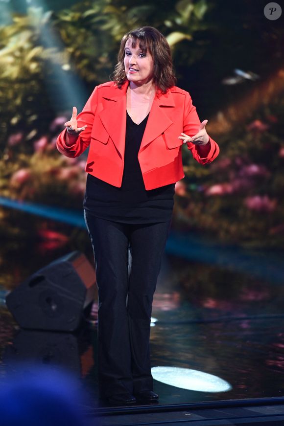 Exclusif -  Anne Roumanoff lors de l'enregistrement de l'émission "Famille je vous aime" présentée par M. Drucker et qui sera diffusée le 13 juin 2025 sur France 3, aux Studios rive gauche à Paris, France, le 14 avril 2025. © Clovis-Gaffiot/Bestimage