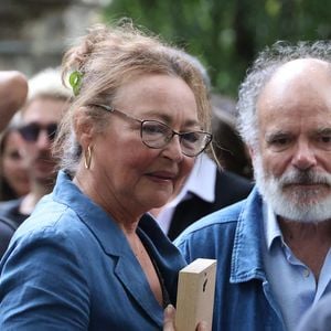 Jean-Pierre Darroussin et Catherine Frot aux obsèques de Dominique Frot au cimetière du Père Lachaise à Paris, France, le 21 août 2026. © enis Guignebourg/Bestimage