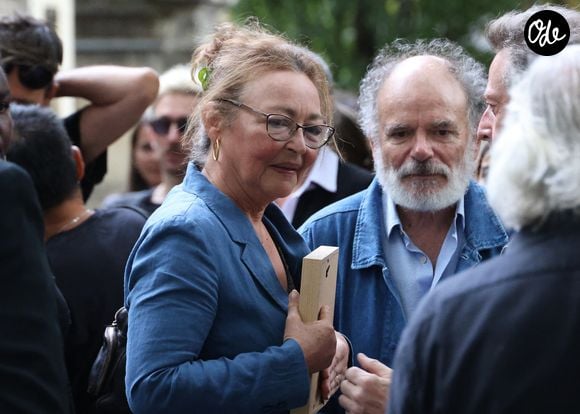 Jean-Pierre Darroussin et Catherine Frot aux obsèques de Dominique Frot au cimetière du Père Lachaise à Paris, France, le 21 août 2026. © enis Guignebourg/Bestimage
