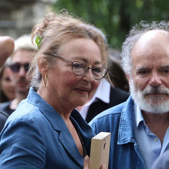 Jean-Pierre Darroussin et Catherine Frot aux obsèques de Dominique Frot au cimetière du Père Lachaise à Paris, France, le 21 août 2026. © enis Guignebourg/Bestimage