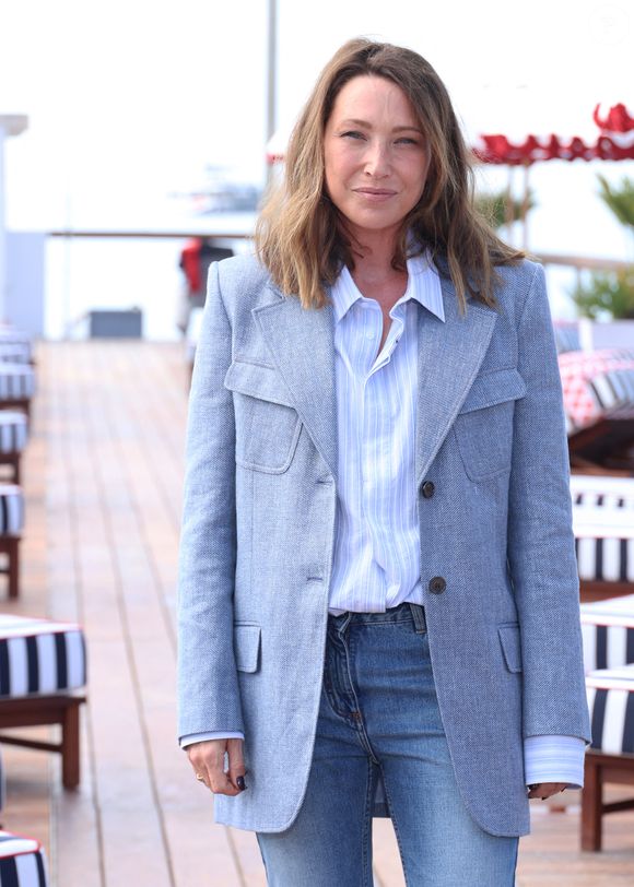 Laura Smet lors du photocall de "Surface" sur la plage du Majestic lors du festival CanneSeries saison 8 à Cannes, France, le 28 avril 2025. © Denis Guignebourg/Bestimage