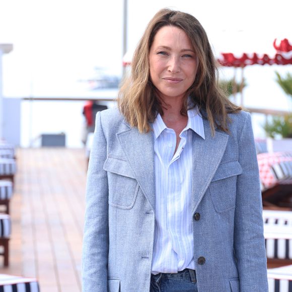 Laura Smet lors du photocall de "Surface" sur la plage du Majestic lors du festival CanneSeries saison 8 à Cannes, France, le 28 avril 2025. © Denis Guignebourg/Bestimage