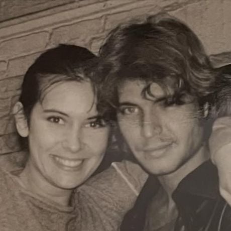 “J’avais 19 ans toi 24” : Ce couple d’acteurs français ne s’est plus jamais quitté, après un moment spécial dans une cage d’escalier à Paris
