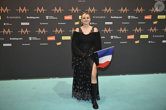 On découvre ainsi que l'artiste qui est le papa de sa fille Esmée l'a accompagnée en Suisse pour l'acclamer lors de ce concours

11/05/2025 : Louane, représentante de la France, sur le "tapis turquoise" en amont des demi-finales et de la finale de l’Eurovision qui se tiendront la semaine prochaine à Bâle.
Photo: Jessica Gow / TT News / Bestimage