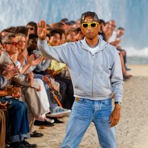 Au cœur des critiques : une spectaculaire vague installée dans la scénographie, en pleine période de canicule. 

Le créateur de mode Pharrell Williams - Défilé de mode Louis Vuitton Prêt à Porter Collection Homme Printemps/Été 2027 lors de la Fashion Week de Paris, à la Cité Internationale Universitaire de Paris, France, le 23 juin 2026. © Bestimage