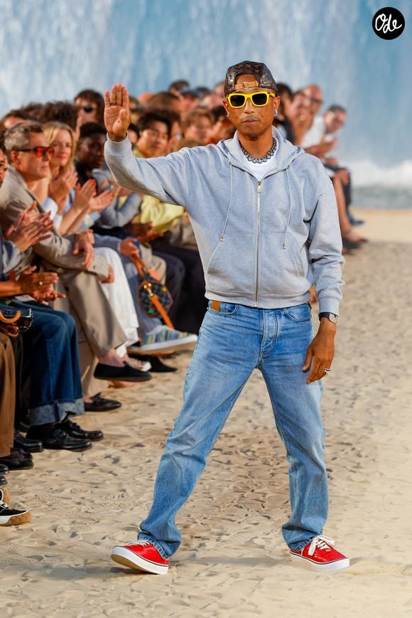 Au cœur des critiques : une spectaculaire vague installée dans la scénographie, en pleine période de canicule. 

Le créateur de mode Pharrell Williams - Défilé de mode Louis Vuitton Prêt à Porter Collection Homme Printemps/Été 2027 lors de la Fashion Week de Paris, à la Cité Internationale Universitaire de Paris, France, le 23 juin 2026. © Bestimage