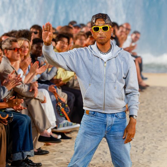 Au cœur des critiques : une spectaculaire vague installée dans la scénographie, en pleine période de canicule. 

Le créateur de mode Pharrell Williams - Défilé de mode Louis Vuitton Prêt à Porter Collection Homme Printemps/Été 2027 lors de la Fashion Week de Paris, à la Cité Internationale Universitaire de Paris, France, le 23 juin 2026. © Bestimage