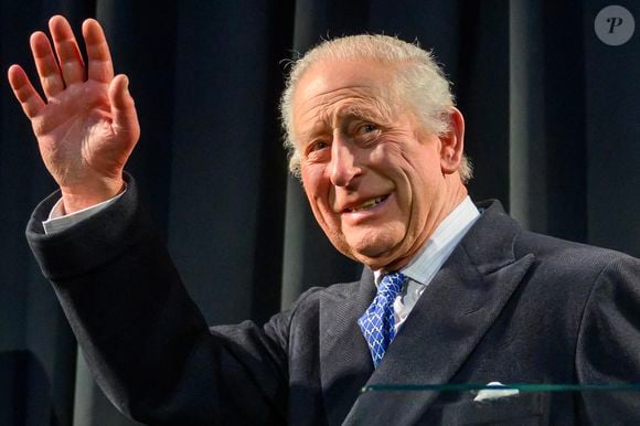 Après une première célébration dans l'enceinte du palais, une cinquantaine de membres du personnel ont décidé de prolonger les festivités dans un bar situé sur Victoria Street...


Le roi Charles III d'Angleterre en visite à l'Apple Store HQ à Battersea Power Station à Londres. Le 12 décembre 2024 © Paul Grover / Pool / Bestimage