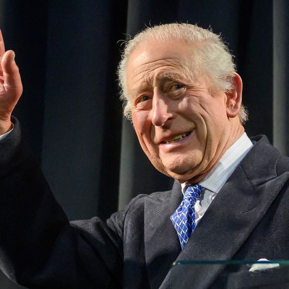 Après une première célébration dans l'enceinte du palais, une cinquantaine de membres du personnel ont décidé de prolonger les festivités dans un bar situé sur Victoria Street...


Le roi Charles III d'Angleterre en visite à l'Apple Store HQ à Battersea Power Station à Londres. Le 12 décembre 2024 © Paul Grover / Pool / Bestimage