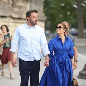 Une chanson qu'elle a interprétée pour la première fois le 2 juillet dernier à Los Angeles. "Wreckage of You' est une ballade pop qu'elle nous a dit avoir coécrite et enregistrée il y a deux semaines"

Ben Affleck et son ex-femme Jennifer Lopez, accompagnés de Violet Affleck, 16 ans, se promènent dans le jardin des Tuileries en quittant le musée de l'Orangerie à Paris, le 25 juillet 2022. (Agence / Bestimage).