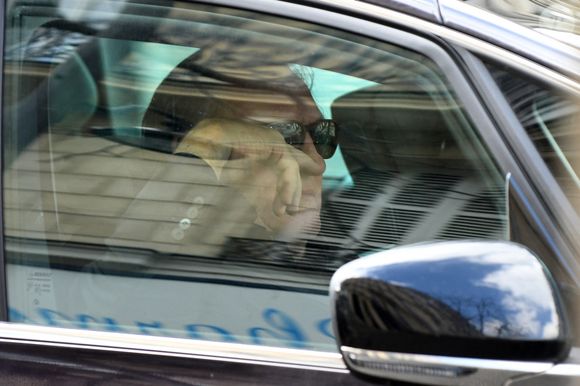 Gérard Depardieu quitte son domicile parisien pour se rendre au tribunal correctionnel de Paris, le 24 mars 2025, pour l'ouverture de son procès pour accusation d'abus sexuels sur deux femmes lors d'un tournage de film en 2021. Gérard Depardieu, 76 ans, qui a réalisé plus de 200 films et séries télévisées, a été accusé de comportement inapproprié par une vingtaine de femmes, mais c'est la première affaire à être jugée. Les deux plaignantes - Amélie, 54 ans, décoratrice, et Sarah (nom modifié), 34 ans, assistante réalisatrice - allèguent une agression sexuelle lors du tournage en 2021 de « Les Volets Verts » du réalisateur J.Becker.
Agence/Bestimage