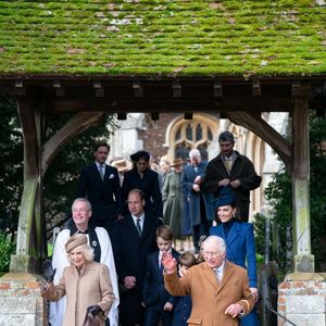 Le roi Charles III et la reine Camilla, suivis du prince de Galles, du prince George, du prince Louis et de la princesse de Galles, après avoir assisté au service religieux du jour de Noël à l'église St Mary Magdalene à Sandringham, Norfolk, Royaume-Uni, le 25 décembre 2023. Photo by Joe Giddens/PA Wire/ABACAPRESS.COM