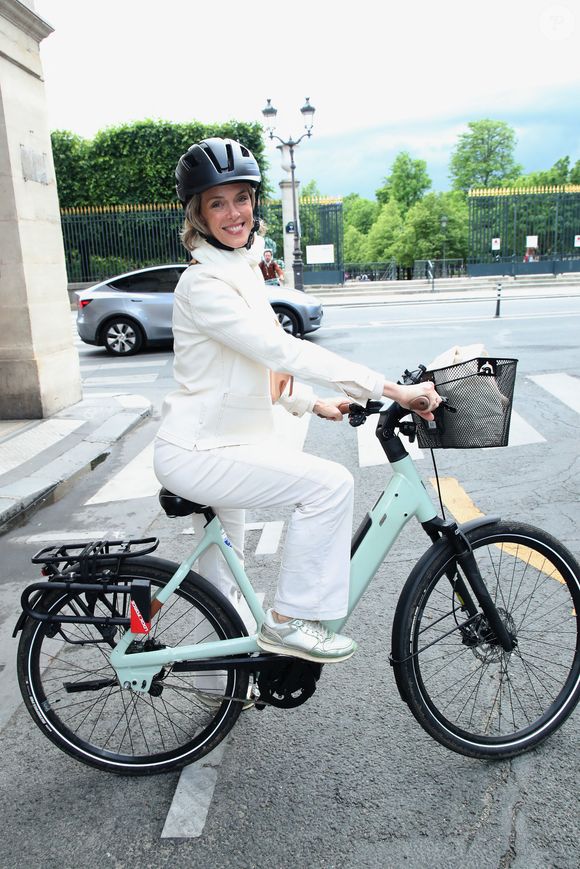 Julie Andrieu rentre chez elle à Versailles en vélo - Guillaume Gallienne dédicace son livre "Le buveur de brume" à la Galerie Galignani à Paris, France, le 13 Mai 2025. © Bertrand Rindoff / Bestimage