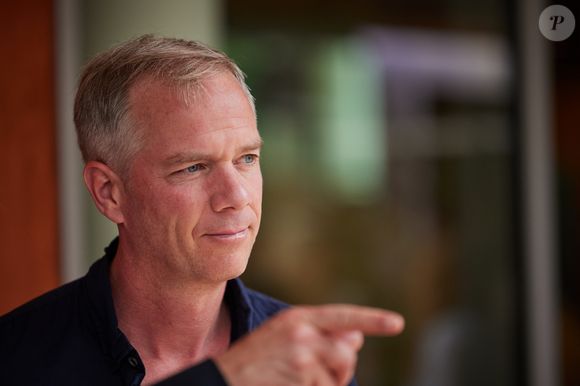 Un départ "anticipé" selon nos confrères de "TV Magazine" qui rappellent que le présentateur devait au départ "rester en poste jusqu’à la fin de la saison estivale". 

Julien Arnaud au village lors des Internationaux de France de tennis de Roland Garros 2023, à Paris, France, le 9 juin 2023. © Jacovides-Moreau/Bestimage