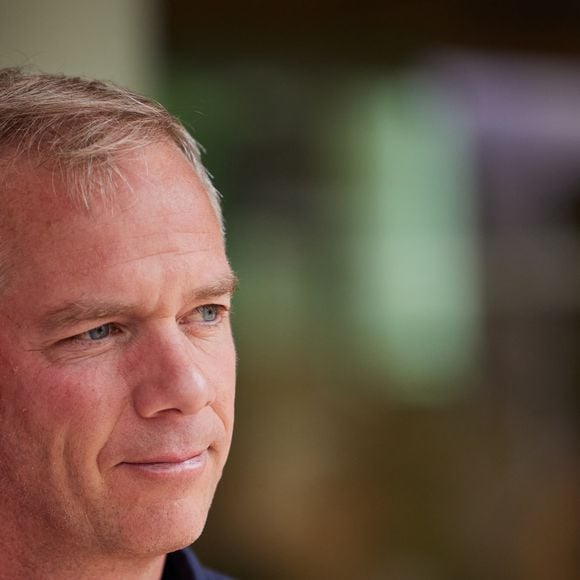 Un départ "anticipé" selon nos confrères de "TV Magazine" qui rappellent que le présentateur devait au départ "rester en poste jusqu’à la fin de la saison estivale". 

Julien Arnaud au village lors des Internationaux de France de tennis de Roland Garros 2023, à Paris, France, le 9 juin 2023. © Jacovides-Moreau/Bestimage