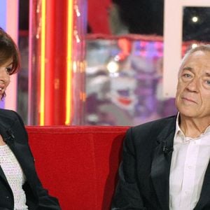 L'acteur français Jean-Pierre Cassel et Anne à l'enregistrement de l'émission Vivement Dimanche de Michel Drucker au Studio Gabriel à Paris, France, le 16 mars 2005. Photo par Jean-Jacques Datchary/ABACA.