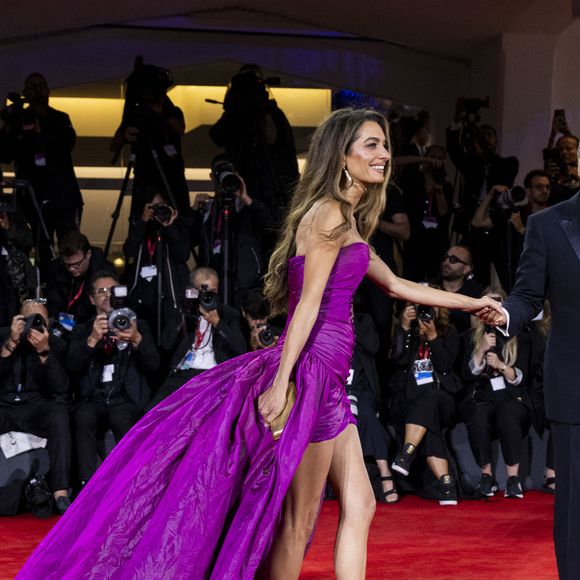 Amal Clooney assiste à la première de "Jay Kelly" au Festival international du film de Venise au Lido de Venise, le 28 août 2025. 

Photo : SGP / Bestimage