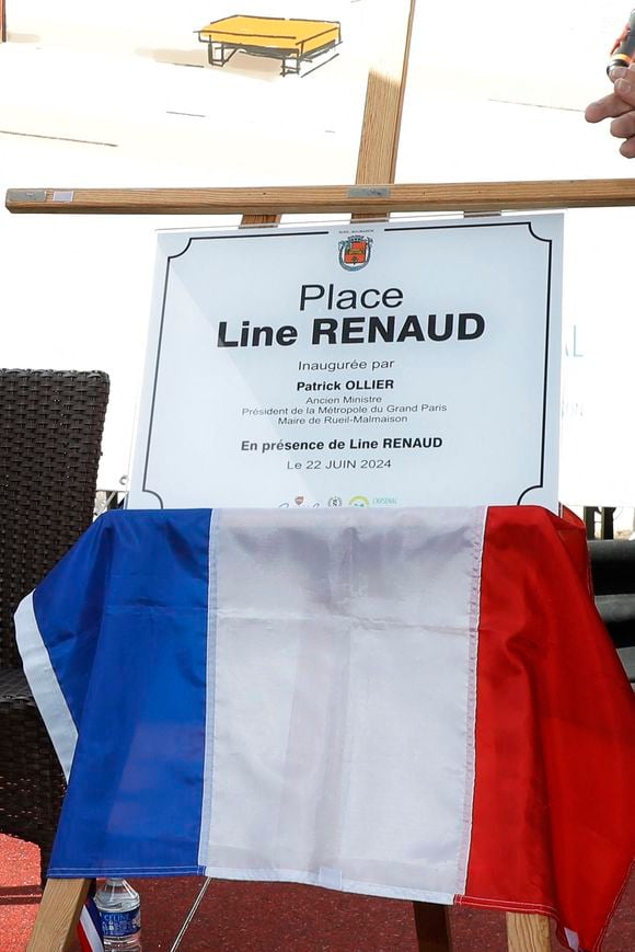 Exclusif - Plaque de la Place Line Renaud - Inauguration de la place Line Renaud a Rueil-Malmaison le 22 Juin 2024.
© Jlppa / Bestimage