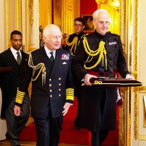 Le roi Charles III d'Angleterre, remet le premier des emblèmes Elizabeth aux plus proches parents des anciens pompiers, policiers et autres fonctionnaires décédés dans l'exercice de leurs fonctions au château de Windsor, Royaume Uni, le 11 décembre 2024. © Alpha Press/Bestimage