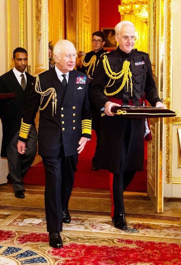 Le roi Charles III d'Angleterre, remet le premier des emblèmes Elizabeth aux plus proches parents des anciens pompiers, policiers et autres fonctionnaires décédés dans l'exercice de leurs fonctions au château de Windsor, Royaume Uni, le 11 décembre 2024. © Alpha Press/Bestimage