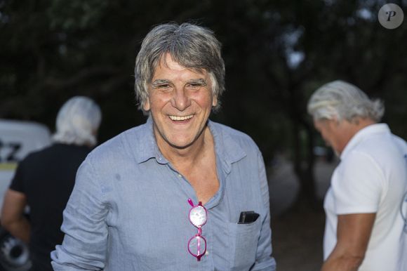 Tex - P.Lellouche a joué son spectacle "Stand Alone" au théâtre de Verdure du 41ème Festival de Ramatuelle, le 8 août 2025, avec en première partie, L.Montigaud, atteint de dystonie, une maladie neurologique qui entraîne des troubles de la motricité et de l'éloquence. 
© Cyril Bruneau / Bestimage