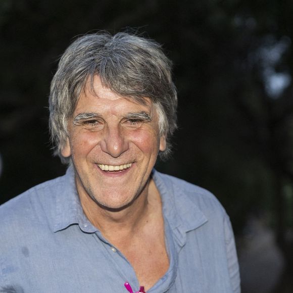 Tex - P.Lellouche a joué son spectacle "Stand Alone" au théâtre de Verdure du 41ème Festival de Ramatuelle, le 8 août 2025, avec en première partie, L.Montigaud, atteint de dystonie, une maladie neurologique qui entraîne des troubles de la motricité et de l'éloquence. 
© Cyril Bruneau / Bestimage