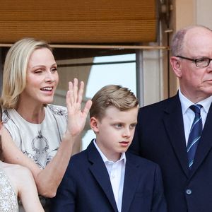 Le prince Albert II de Monaco, la princesse Charlène de Monaco, le prince héréditaire Jacques de Monaco, marquis des Baux, la princesse Gabriella de Monaco, comtesse de Carladès au balcon du Palais princier lors de la célébration de la fête de la Saint Jean sur la Place du Palais princier de Monaco, le 23 juin 2026. La Saint Jean est à l'origine une fête païenne puis chrétienne. Pour les païens, c'était une fête qui célébrait les moissons. Une fois christianisée, cette fête est devenue celle du solstice d'été et donc la fête de la lumière. © Claudia Albuquerque/Bestimage