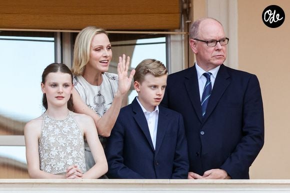 Le prince Albert II de Monaco, la princesse Charlène de Monaco, le prince héréditaire Jacques de Monaco, marquis des Baux, la princesse Gabriella de Monaco, comtesse de Carladès au balcon du Palais princier lors de la célébration de la fête de la Saint Jean sur la Place du Palais princier de Monaco, le 23 juin 2026. La Saint Jean est à l'origine une fête païenne puis chrétienne. Pour les païens, c'était une fête qui célébrait les moissons. Une fois christianisée, cette fête est devenue celle du solstice d'été et donc la fête de la lumière. © Claudia Albuquerque/Bestimage