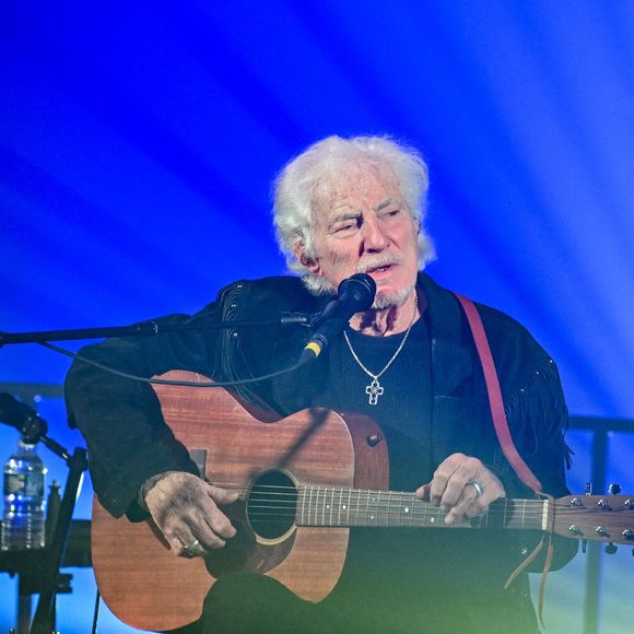 Photo d'archive montrant Hugues Aufray en concert à l'église Saint-Éloi d'Hazebrouck, en France, le 8 juin 2022. Photo : Julien Reynaud/APS-Medias/ABACAPRESS.COM