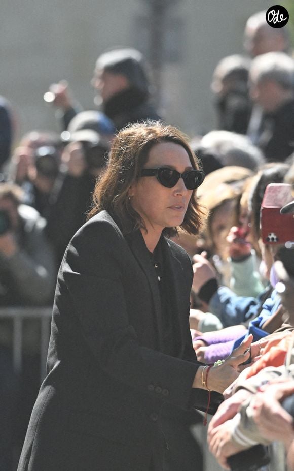 Laura Smet remercie le public après les funérailles de Nathalie Baye à l'église Saint-Sulpice, à Paris, en France, le 24 avril 2026. Photo de Florian Poitout/ABACAPRESS.COM