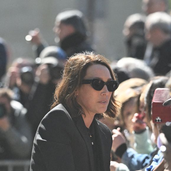 Laura Smet remercie le public après les funérailles de Nathalie Baye à l'église Saint-Sulpice, à Paris, en France, le 24 avril 2026. Photo de Florian Poitout/ABACAPRESS.COM