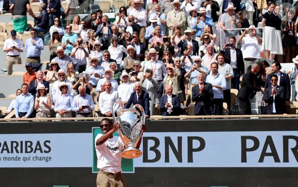 Ousmane Dembélé (PSG) présente le trophée de la Ligue des champions sur le court Philippe-Chatrier lors des internationaux de France de Tennis de Roland Garros 2025 (Jour 9), à Paris, France, le 2 juin 2025. © Jacovides-Moreau/Bestimage