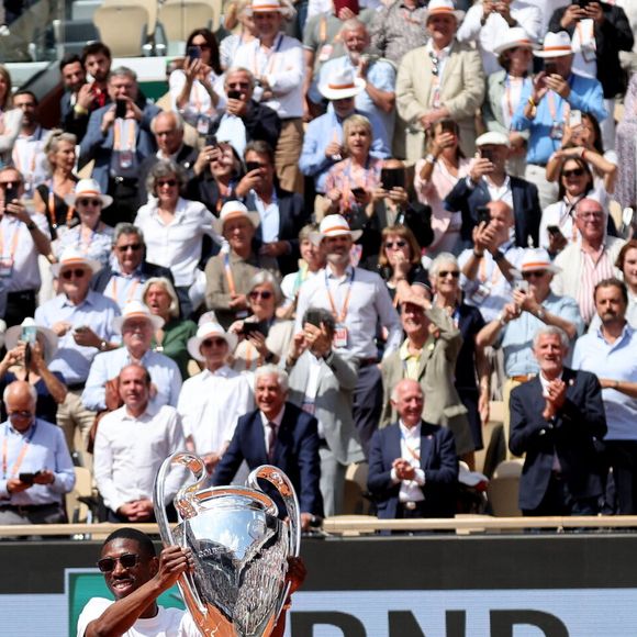 Ousmane Dembélé (PSG) présente le trophée de la Ligue des champions sur le court Philippe-Chatrier lors des internationaux de France de Tennis de Roland Garros 2025 (Jour 9), à Paris, France, le 2 juin 2025. © Jacovides-Moreau/Bestimage
