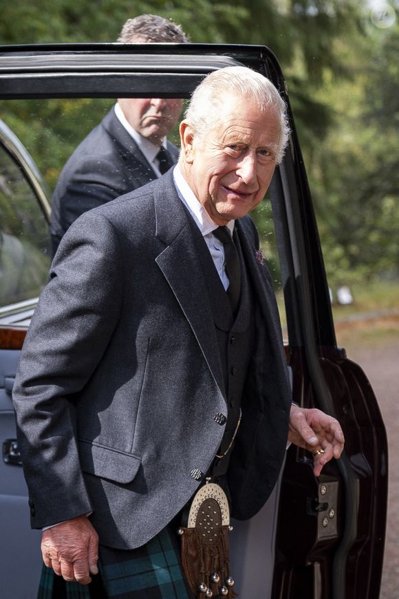 Le roi Charles III arrive pour assister à un service religieux dominical à Crathie Kirk, près de Balmoral, au Royaume-Uni, le dimanche 7 septembre 2025. © Chown Aaron/PA Photos/ABACA