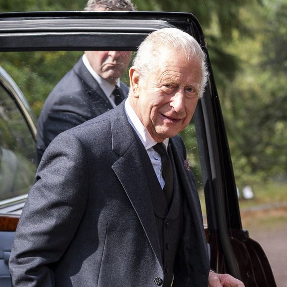 Le roi Charles III arrive pour assister à un service religieux dominical à Crathie Kirk, près de Balmoral, au Royaume-Uni, le dimanche 7 septembre 2025. © Chown Aaron/PA Photos/ABACA